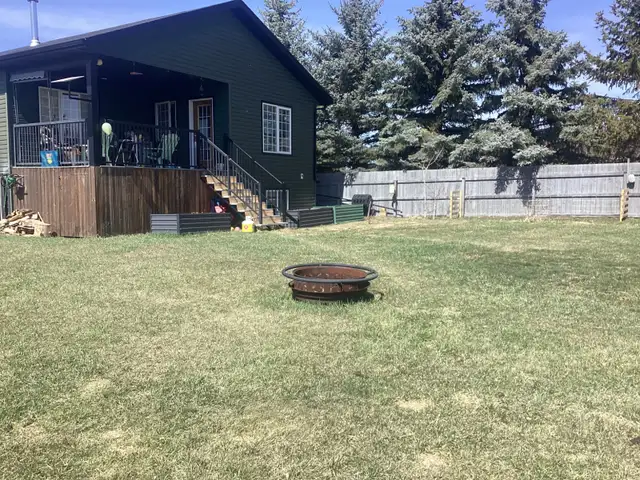 BEAUTIFUL HOME WITH QUAD GARAGE - Photo 4