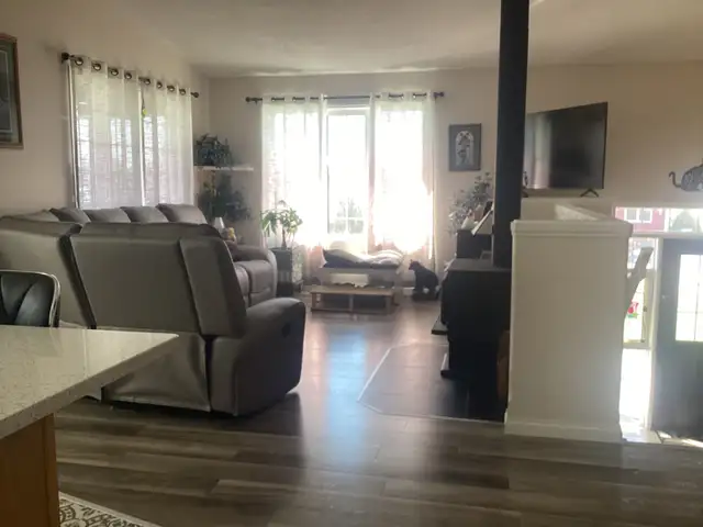 BEAUTIFUL HOME WITH QUAD GARAGE - Photo 7