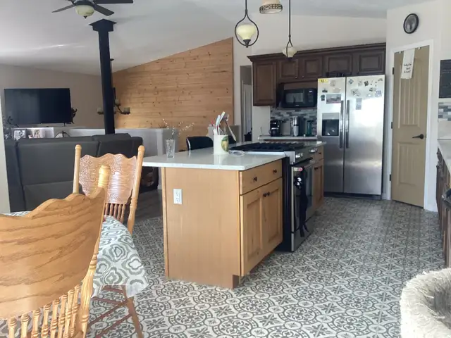 BEAUTIFUL HOME WITH QUAD GARAGE - Photo 8