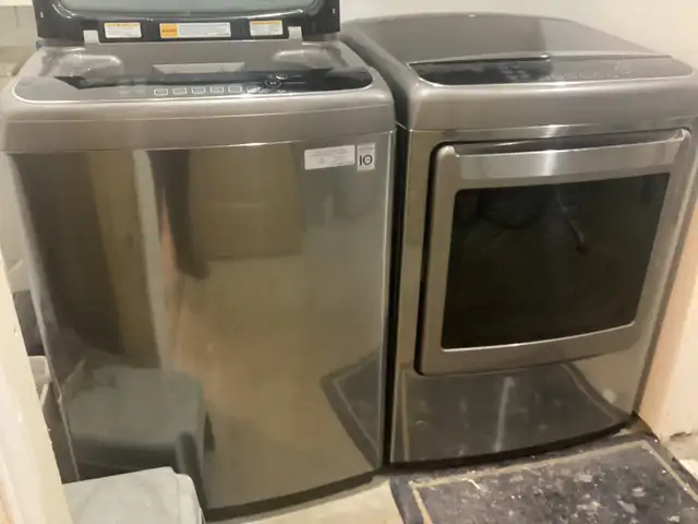 BEAUTIFUL HOME WITH QUAD GARAGE - Photo 23