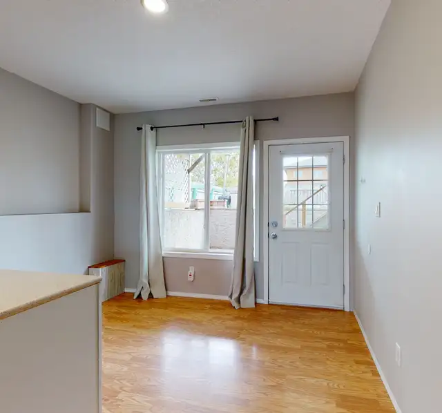 #5572 - 2 Bed/1 Bath Lower Level $1450 GWP INCLUDED! - Photo 2