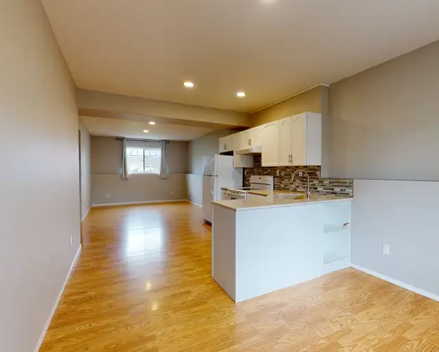 #5572 - 2 Bed/1 Bath Lower Level $1450 GWP INCLUDED! - Photo 3