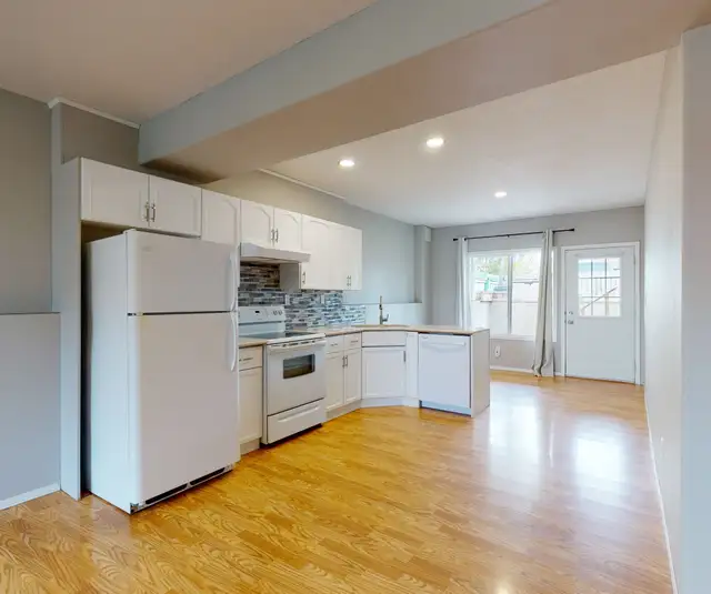 #5572 - 2 Bed/1 Bath Lower Level $1450 GWP INCLUDED! - Photo 4