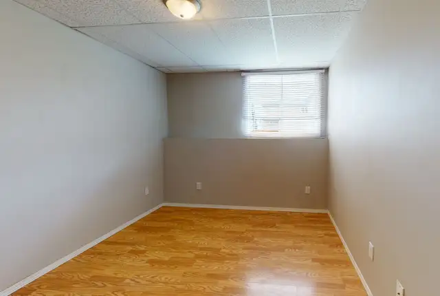 #5572 - 2 Bed/1 Bath Lower Level $1450 GWP INCLUDED! - Photo 9