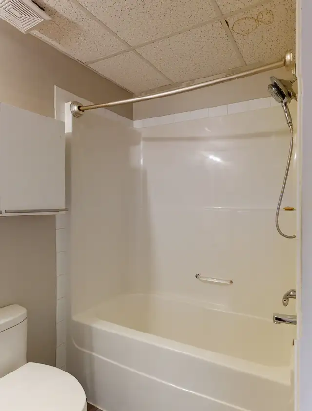 #5572 - 2 Bed/1 Bath Lower Level $1450 GWP INCLUDED! - Photo 12