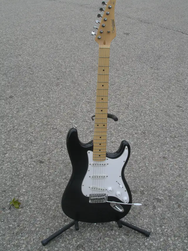 HERE'S A TANGLEWOOD DISCOVERY DBT 6 ELECTIC GUITAR WITH STAND! - Photo 2