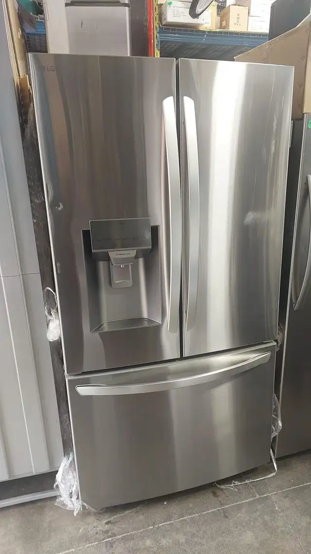 Fridge 36' LG 28 cu ft French Door LRFS28XBS Ice & Water Dispens