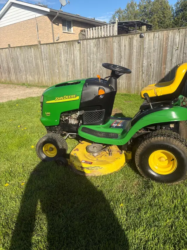 John Deere L100 riding lawnmower