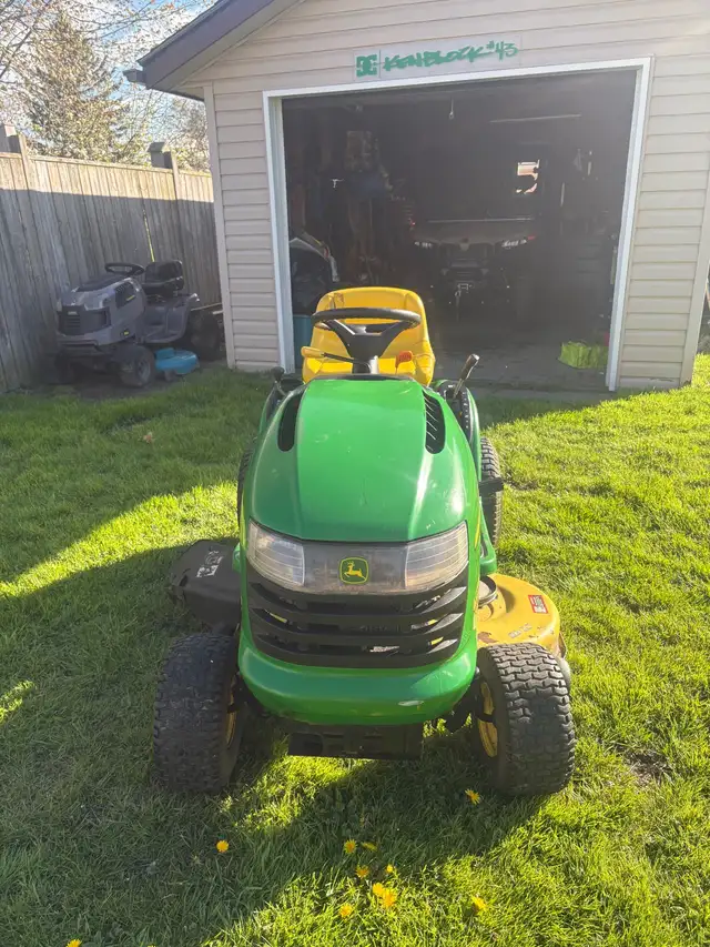 John Deere L100 riding lawnmower - Photo 2