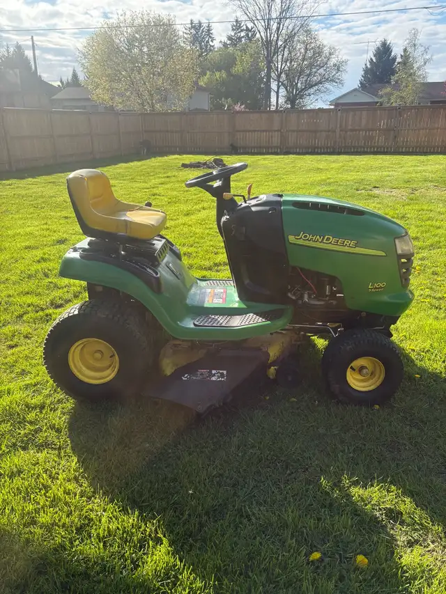 John Deere L100 riding lawnmower - Photo 3