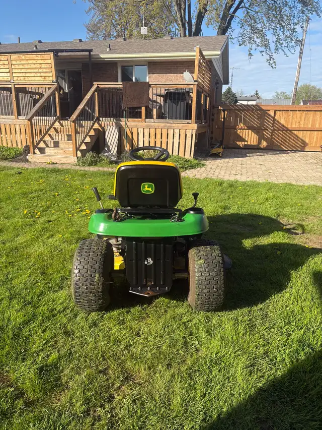 John Deere L100 riding lawnmower - Photo 4