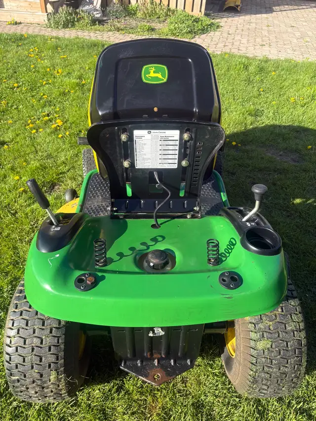 John Deere L100 riding lawnmower - Photo 8