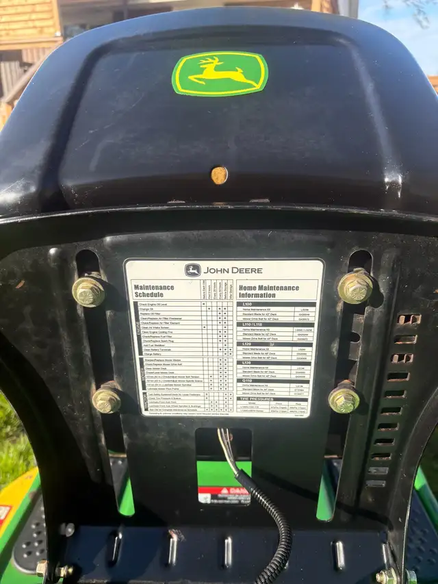 John Deere L100 riding lawnmower - Photo 9