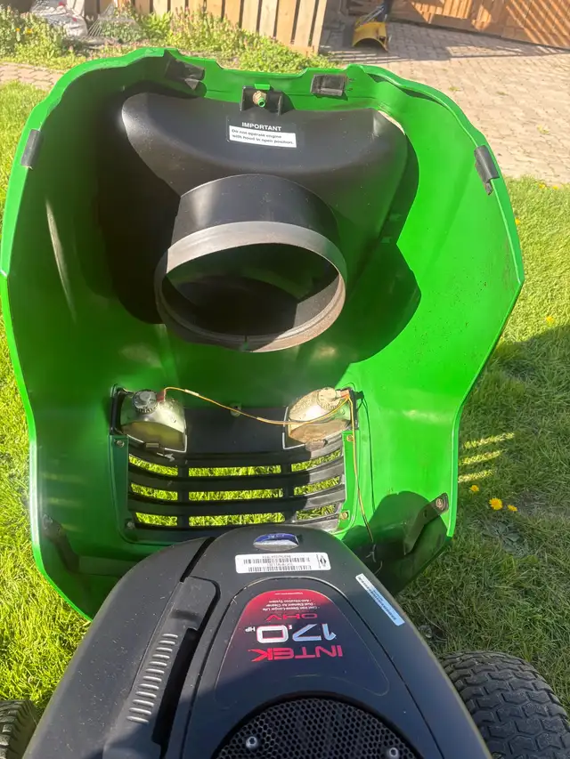 John Deere L100 riding lawnmower - Photo 10