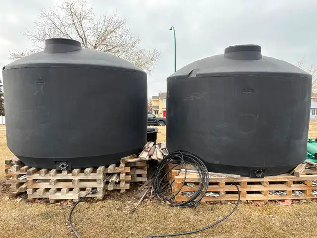 3400 gallon plastic water / liquid storage tanks