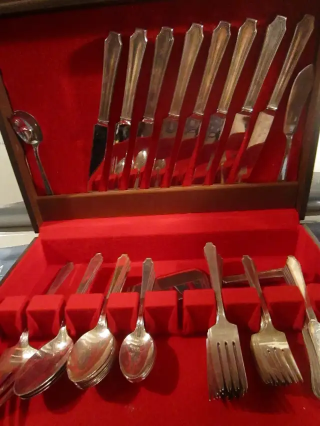 #73-73A  LEGACY silverware set for 8 - Photo 2