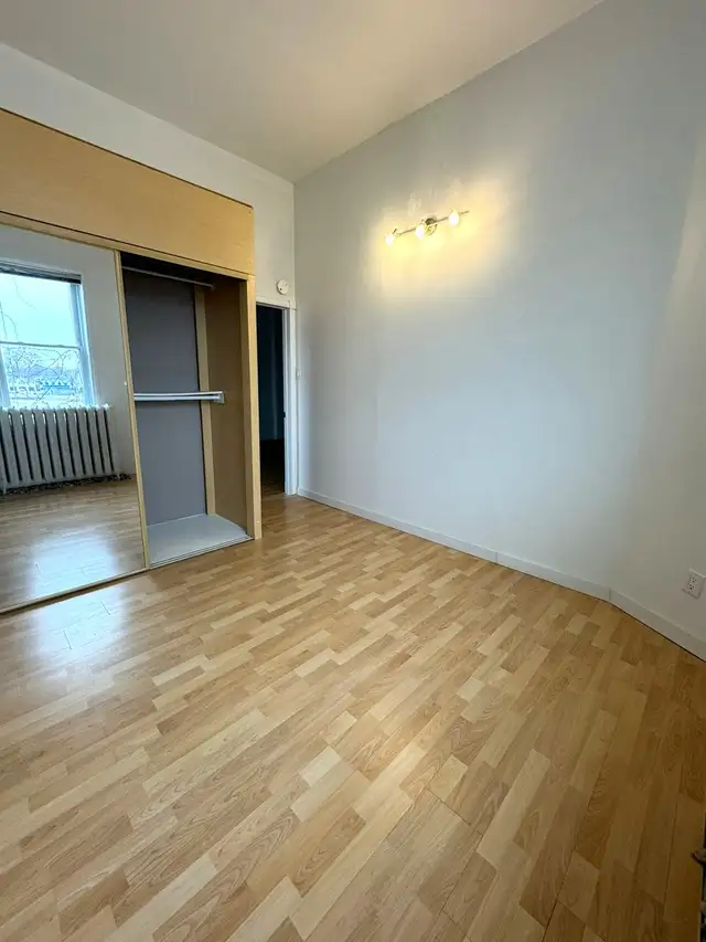 LARGE One-Bedroom SARNIA WATERFRONT AREA - Photo 9