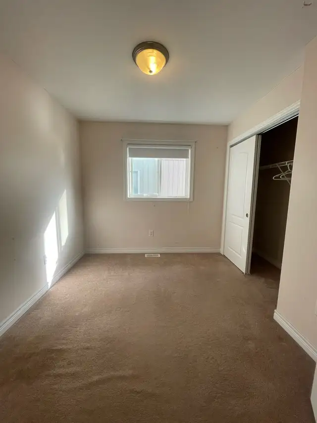 room for rent in Westridge - Photo 2