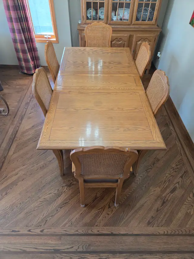 8 Person Oak Dinning Table with Chairs For Sale!