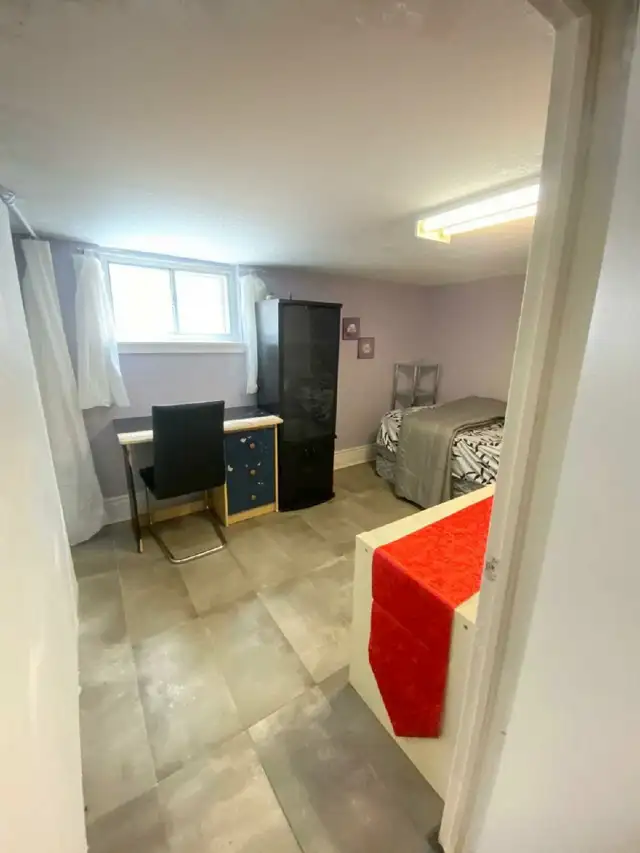 large Private room for rent - Photo 2