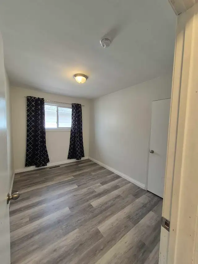3 Bedroom, 1 Bathroom Main Floor Unit - Photo 7