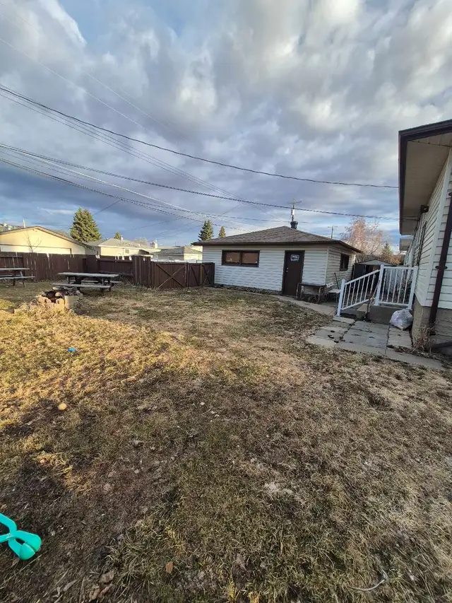 3 Bedroom, 1 Bathroom Main Floor Unit - Photo 10