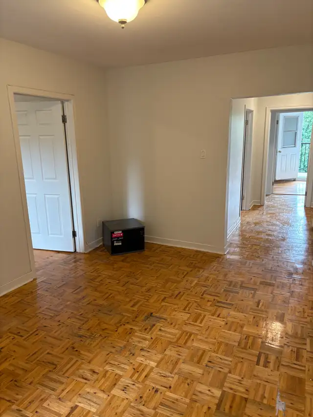 3 Bedroom   Den… De Lorimier…Heating/Electricity Included !! - Photo 4