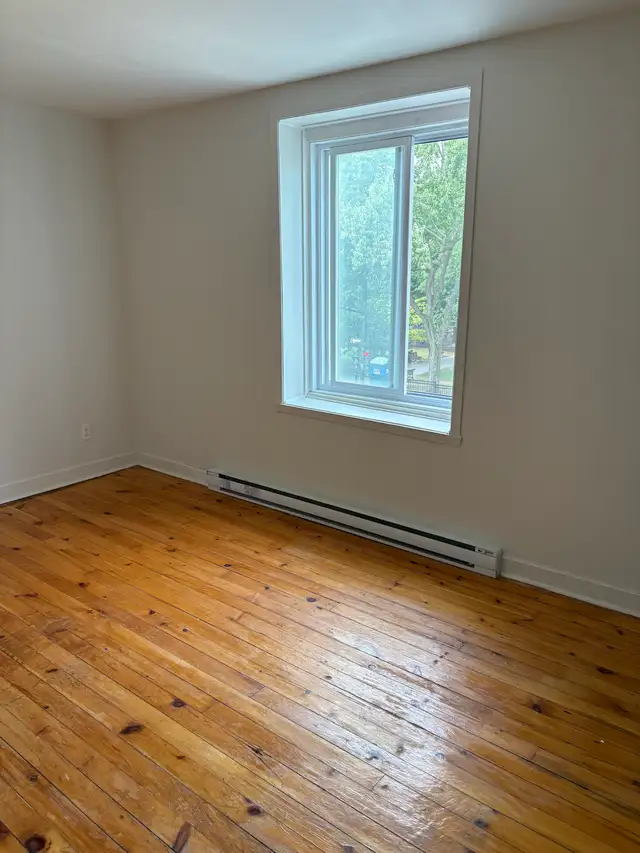 3 Bedroom   Den… De Lorimier…Heating/Electricity Included !! - Photo 9