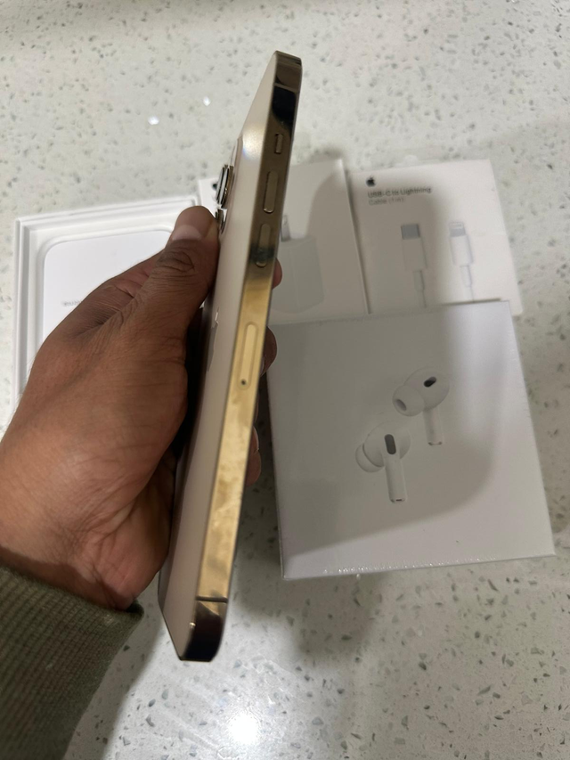 iPhone 12 Pro max 128GB Airpods Pkg/Delivery - Photo 4