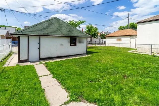 CUTE 2 BEDROOMS WEST END HOUSE FOR RENT JULY OR AUG - Photo 2