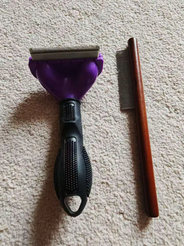 Cat grooming brushes