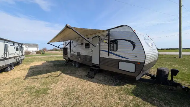 2108 Crossroads Zinger 328SB Super Bunk
