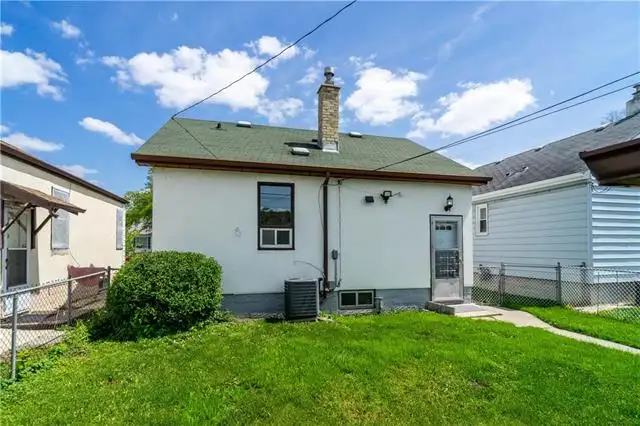 CUTE 2 BEDROOMS WEST END HOUSE FOR RENT JULY OR AUG - Photo 3