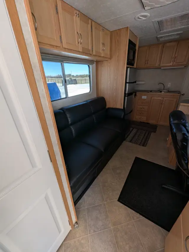Office Trailer - Photo 4