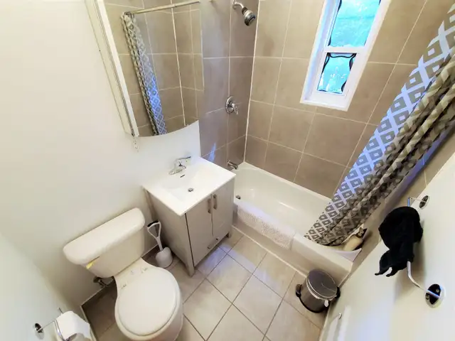 Large spacious bright 3 1/2 and 4 1/2 apt. in Sainte-Anne - Photo 2