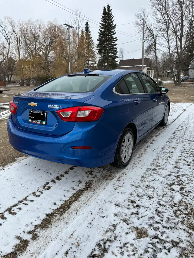 2017 Chevrolet Cruze LT Turbo - Photo 2
