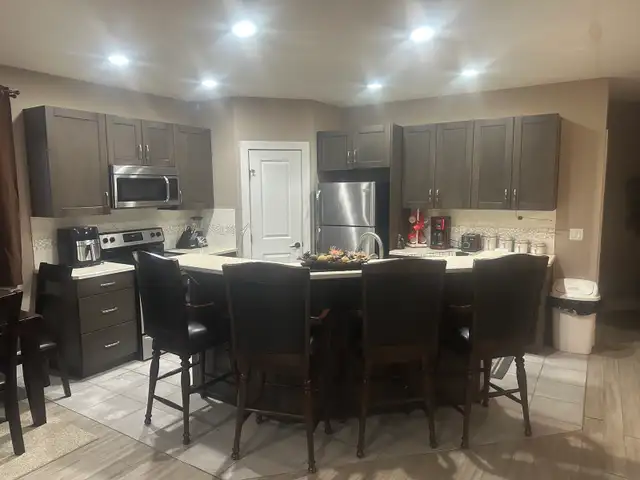 Fully Furnished 2bed2bath Legal Walkout Suite in Eagle Ridge