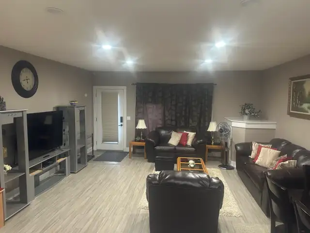 Fully Furnished 2bed2bath Legal Walkout Suite in Eagle Ridge - Photo 2