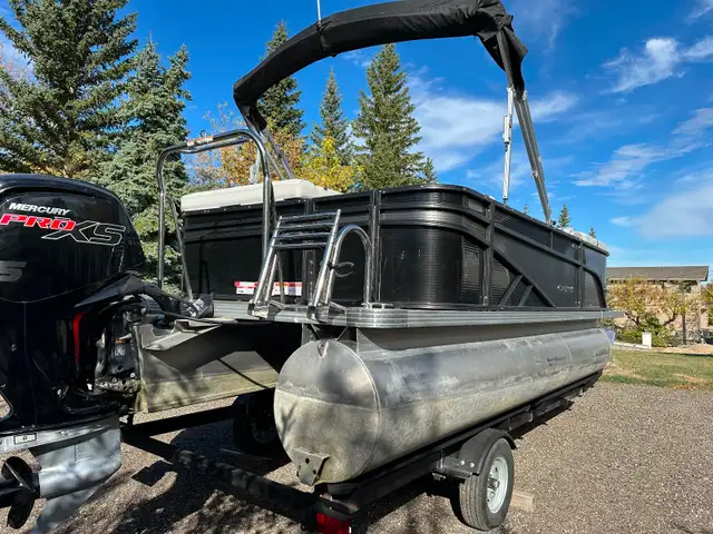 2023 Crest Classic Pontoon
