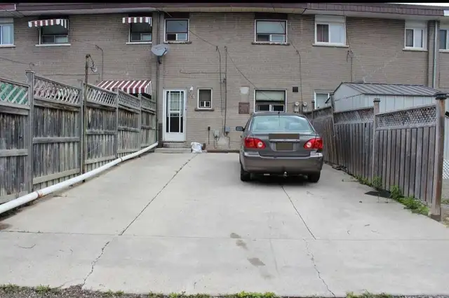 3 1 bedroom 3 washroom full townhouse Brampton for rent - Photo 9