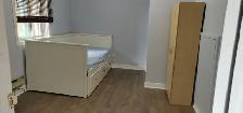 Nice, 1br in a fully furnished 4 1/5 apartment for sub this May - Photo 4