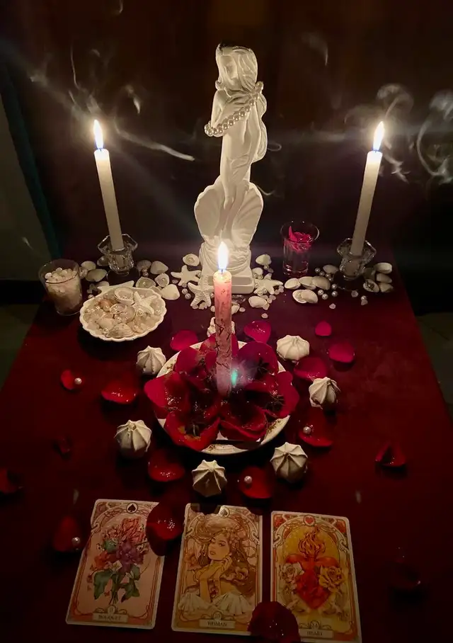 Psychic Luna - Photo 2