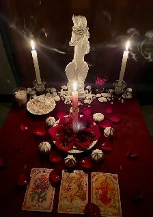 Psychic Luna - Photo 2