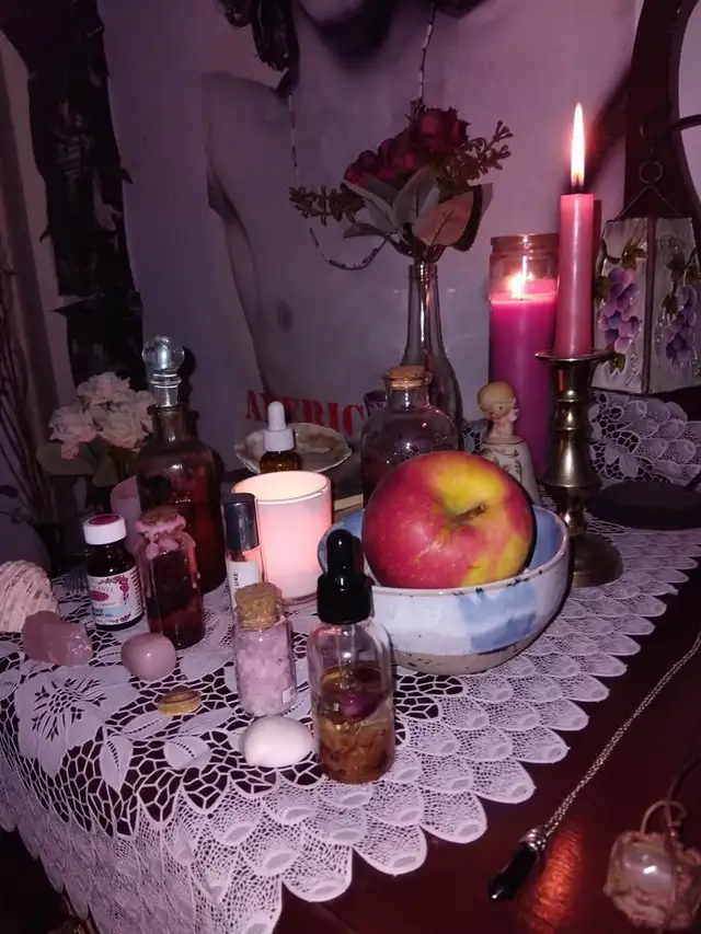 Psychic Luna - Photo 3