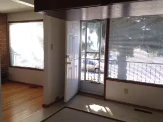 Half Duplex for Rent in Huntington NW Calgary - Photo 2