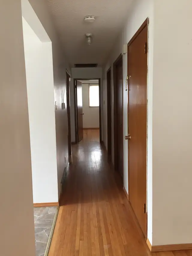 Half Duplex for Rent in Huntington NW Calgary - Photo 4