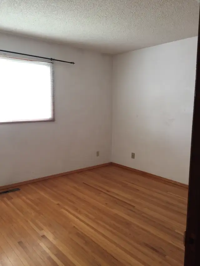 Half Duplex for Rent in Huntington NW Calgary - Photo 6