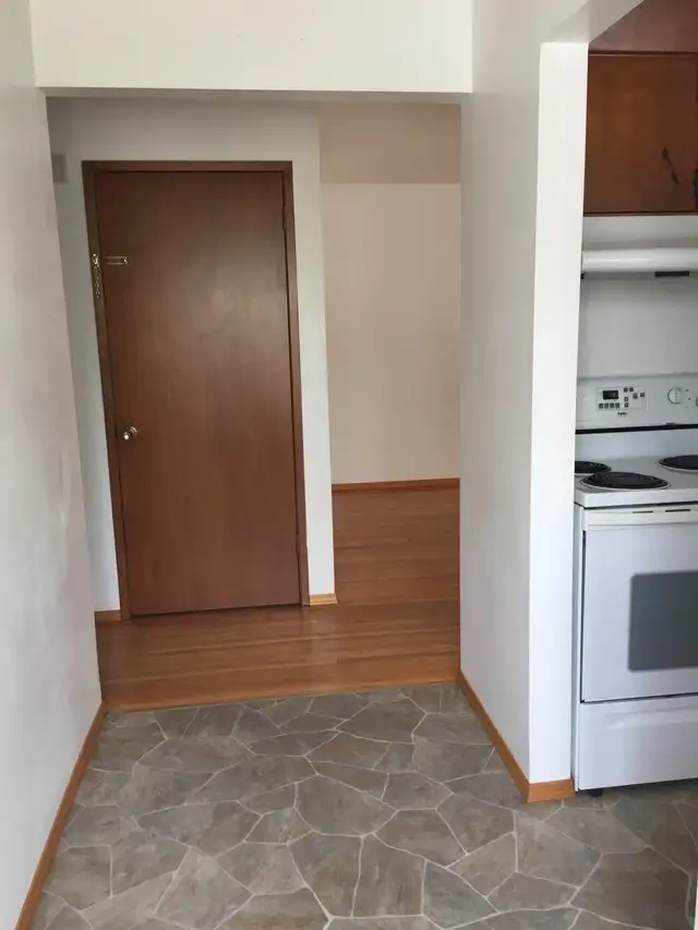 Half Duplex for Rent in Huntington NW Calgary - Photo 7