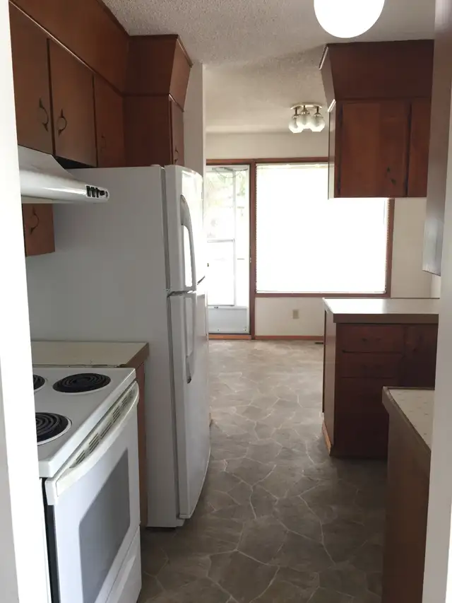 Half Duplex for Rent in Huntington NW Calgary - Photo 8