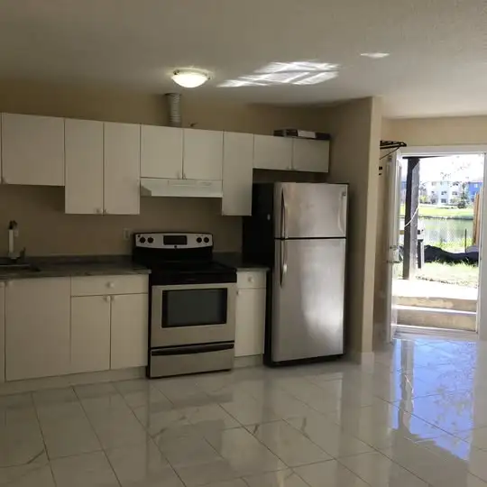 2Bedrm  LR above ground,  bright, clean, all inclusive, Lake - Photo 2